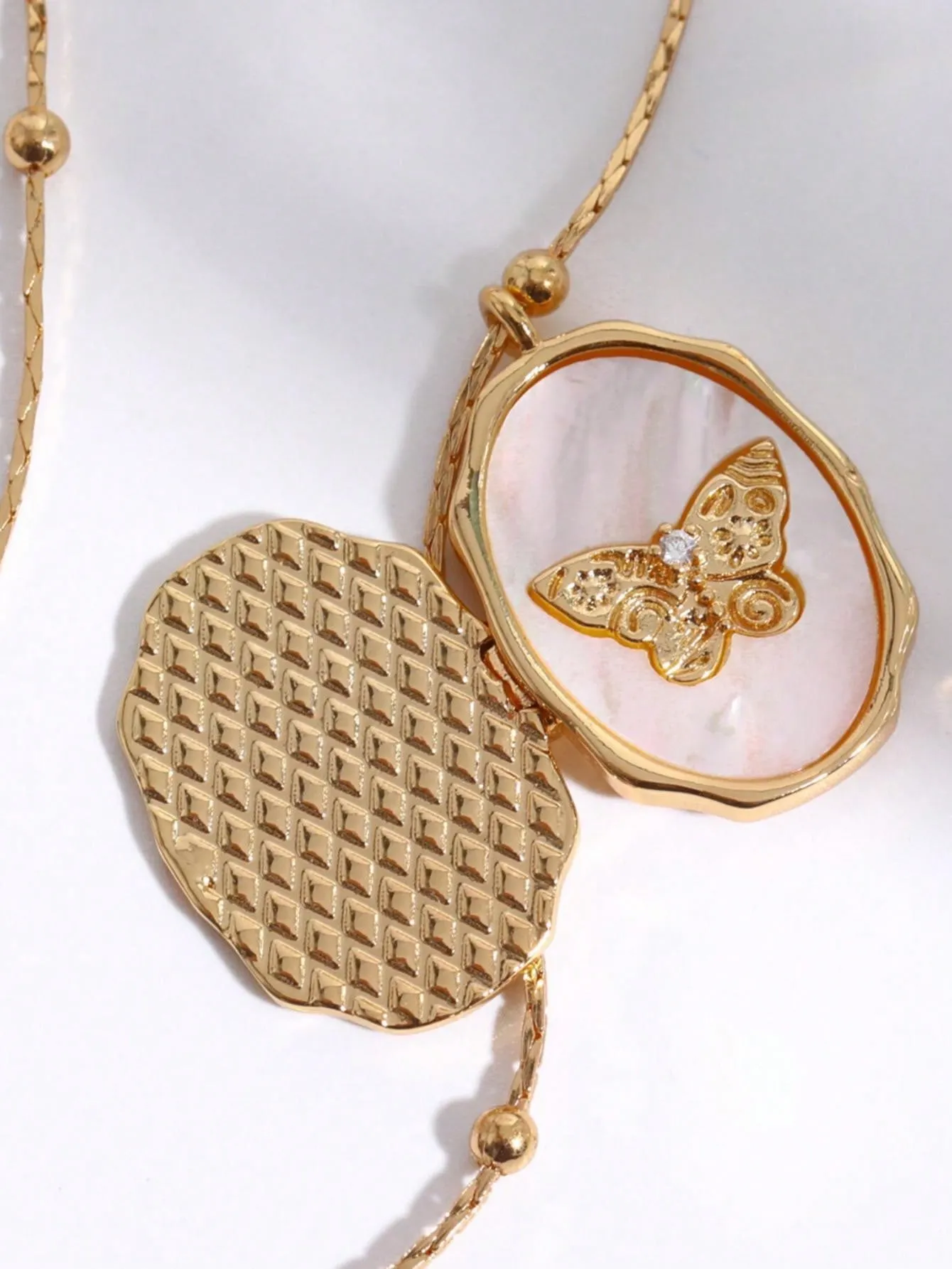 Exquisite Rhinestone Inlaid Vintage Butterfly Design Locket Pendant Necklace