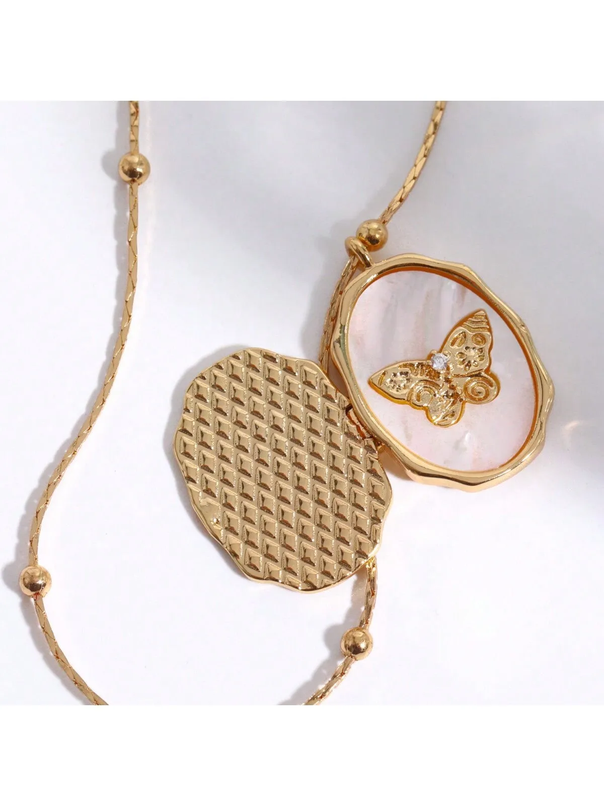 Exquisite Rhinestone Inlaid Vintage Butterfly Design Locket Pendant Necklace