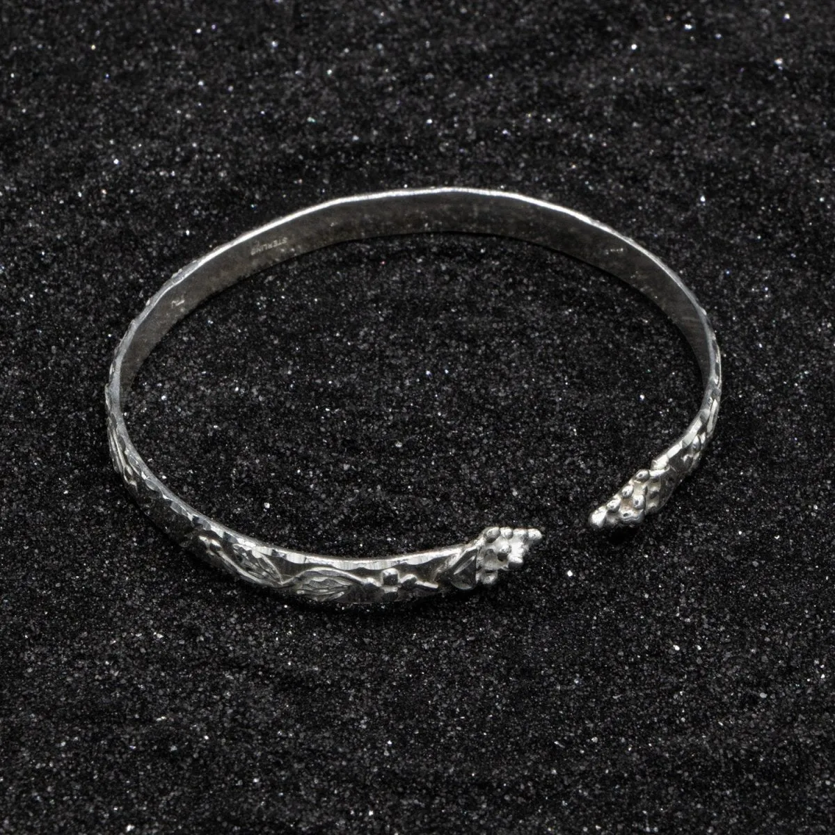 Flat Narrow Grape Head Bangle with Shiny Vine Pattern