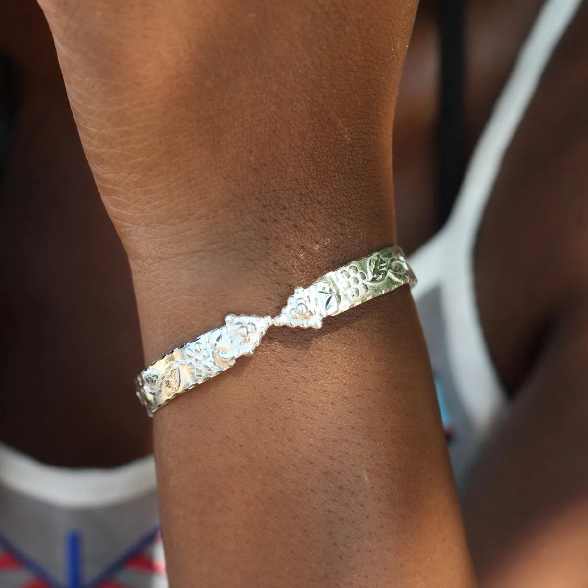 Flat Wide Grape Head Bangle with Shiny Vine Pattern