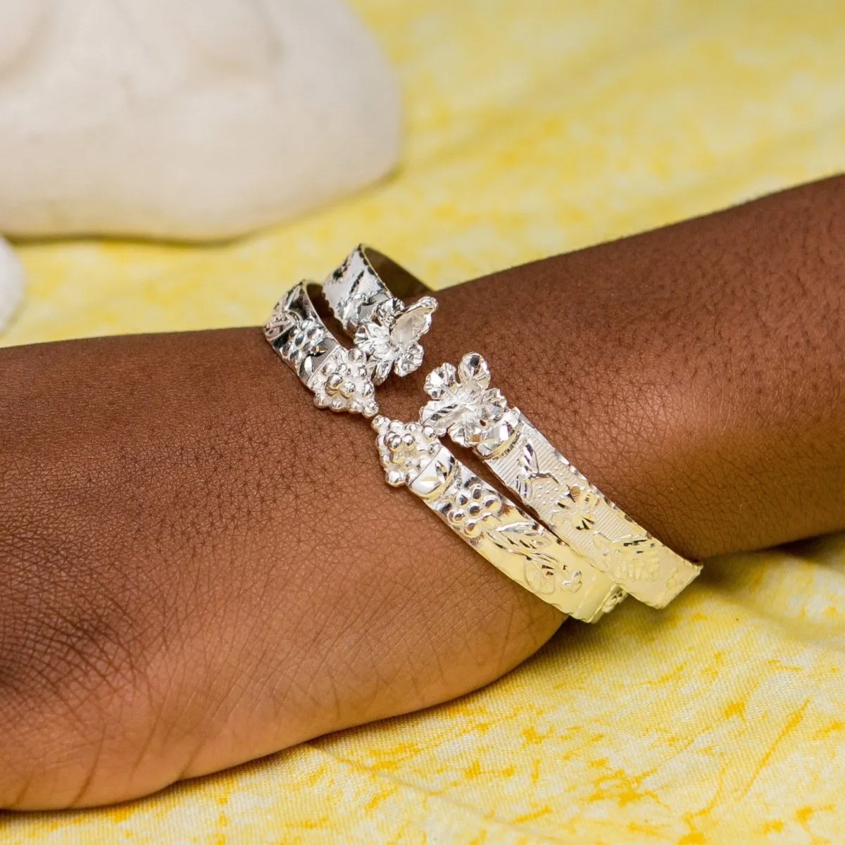 Flat Wide Grape Head Bangle with Shiny Vine Pattern