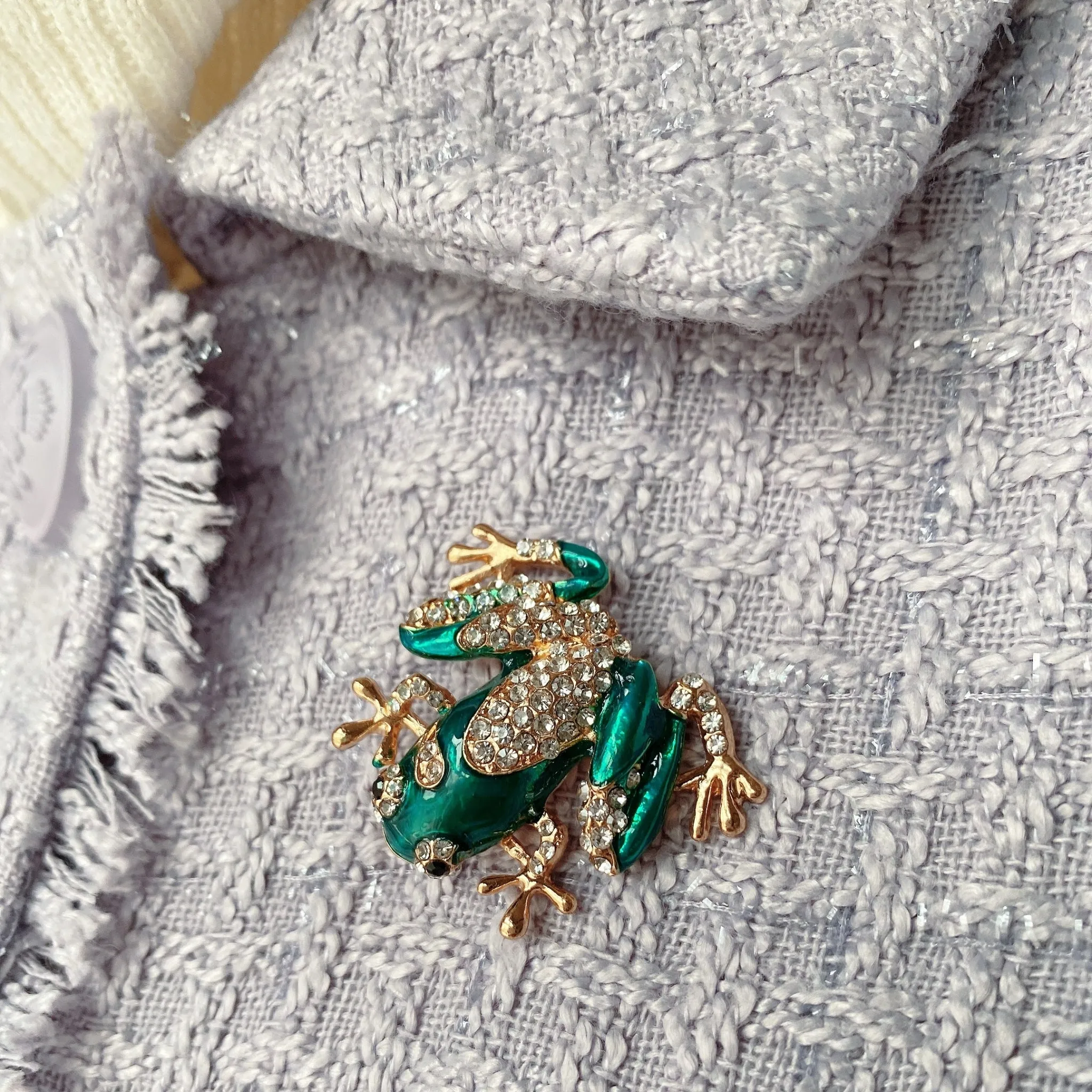 Frog Brooch Enamel Pin with Rhinestone