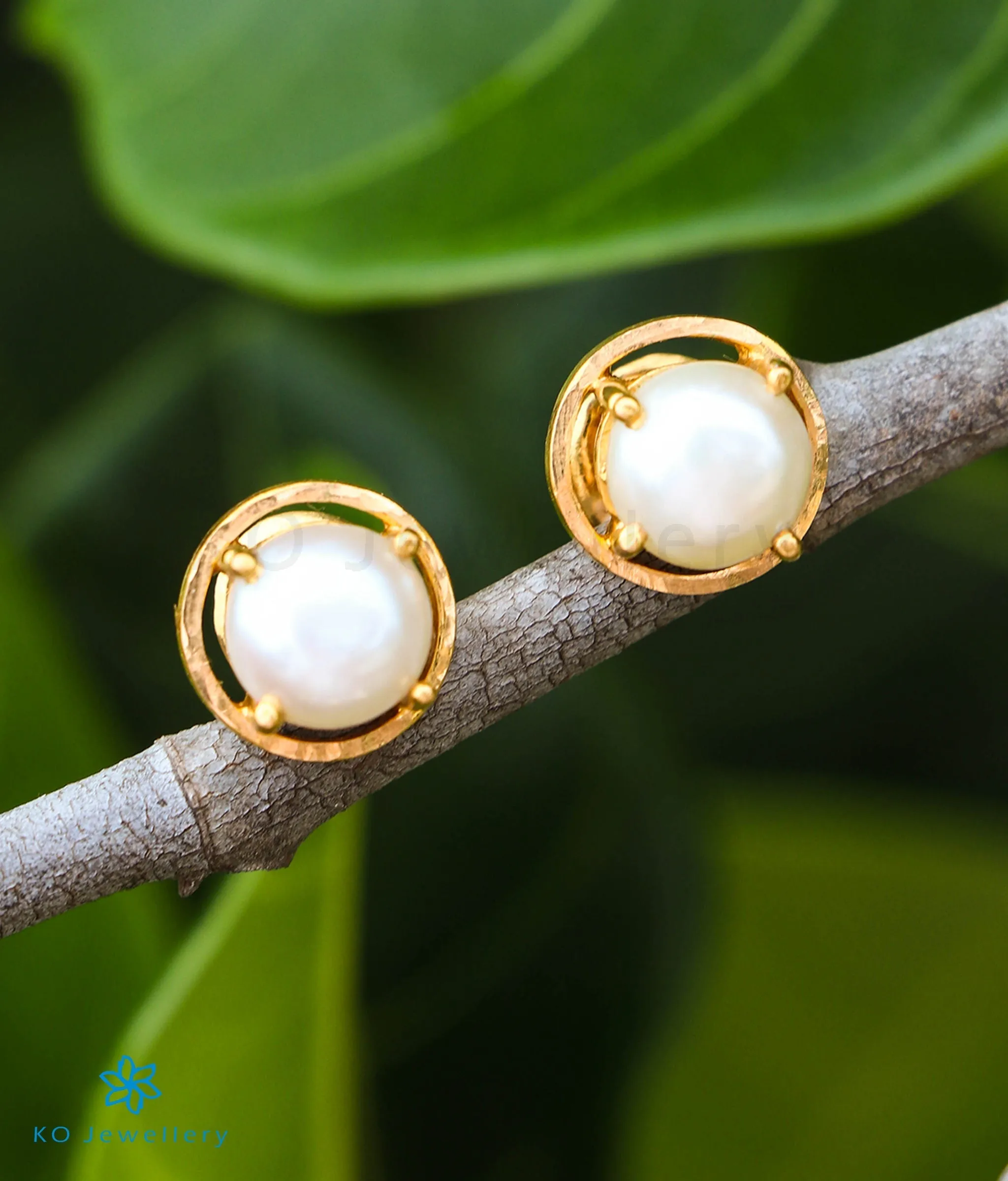 The Classic Pearl Earstuds in 22 KT Gold